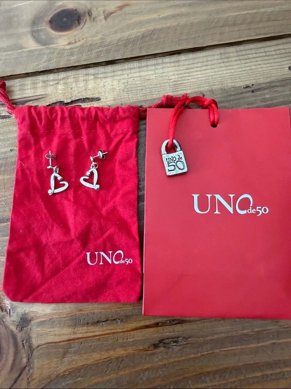 UNO de 50 Silver Heart Dangle Earrings with Red Pouch